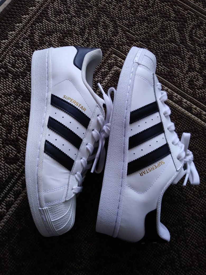 Adidas size 7.5 women These were store  displays a shoe is a bit dirty it just need washed