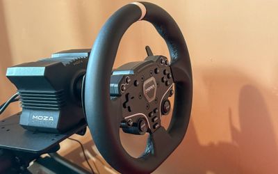 Moza r5 wheel and pedals