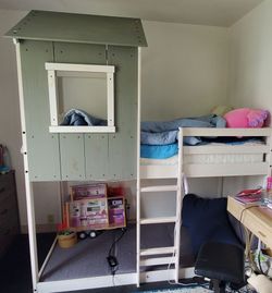Like new twin Bunkbed with house