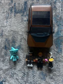 Roblox figurines and car