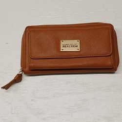 Womens Kenneth Cole Reaction Brown Wallet Great Condition