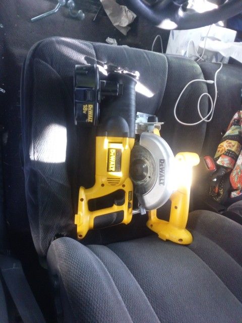 DEWALT 18v CORDLESS RECIPROCATING SAW & 6 1/2" CORDLESS CIRCULAR SAW (with one 18v battery)