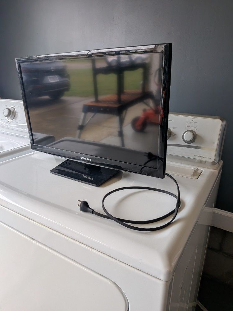 Samsung 24” LED Flat Screen TV – Great Picture, HDMI Ready