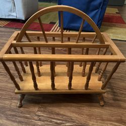 Vintage Wooden Magazine Rack Holder Spindle Sides Colonial Style Newspaper Stand