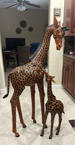 Ultimate 13- Pc Safari Room Makeover Bundle (Statues, Art, Trunk & Decor)