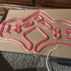 LED neon sign represents the "Saw 'Em Off" hand gesture and the year 1885, making it a piece of Texas A&M University fan merchandise.