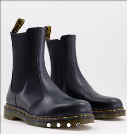 Dr. Martens 2976 Hi Chelsea Boots - Black Smooth (Like New) Docs