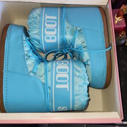 SnowBoots Size 9