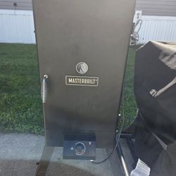 Master Built 1800W Electric Smoker 