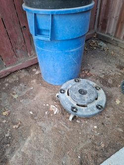 Trash can with wheels
