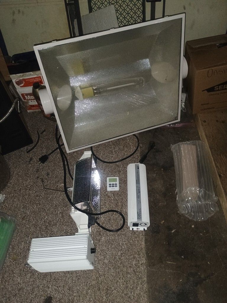 Ganga Grow Lights. All Pieces. 75$ Obo.