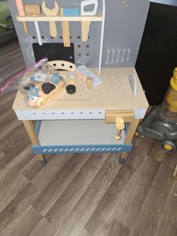 Kidkraft play  mechanic  bench and pretend tools