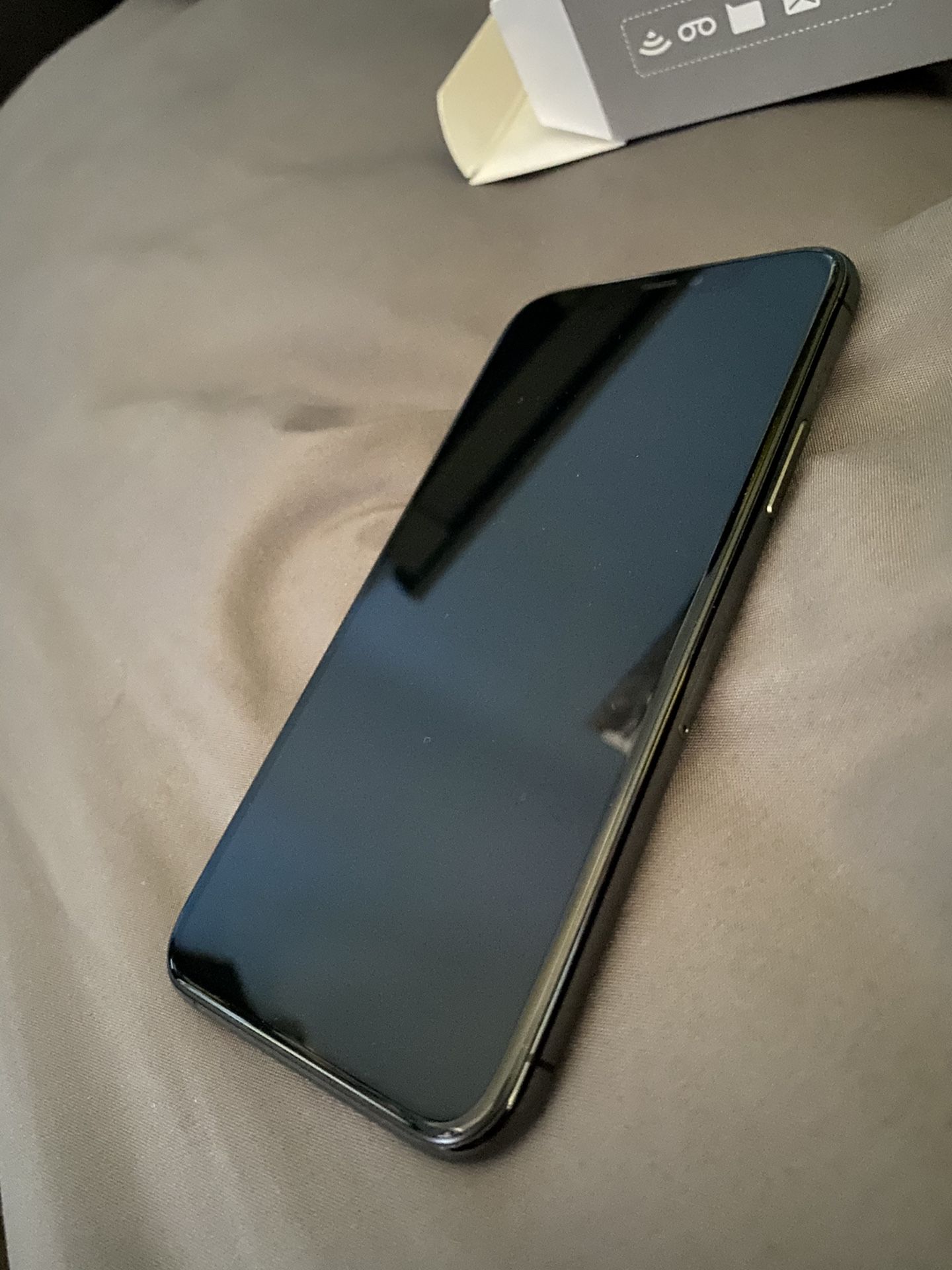 iPhone 11 Pro, Space Grey 256Gb Free Carrier FOR SALE (standard charging cable)