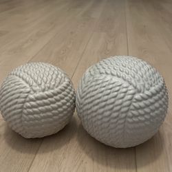 2 Balls & A Vase Decor