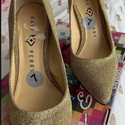 NEW Sz 7 Gorgeous Gold Comfortable Hills SALE $25 🍀