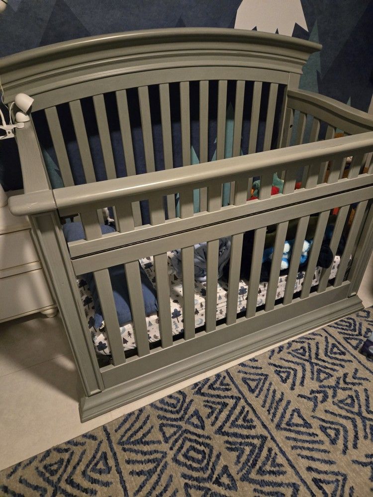 Baby/Toddler Crib w/Mattress and Bedding
