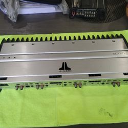 UN AMPLIFIER JL AUDIO 
