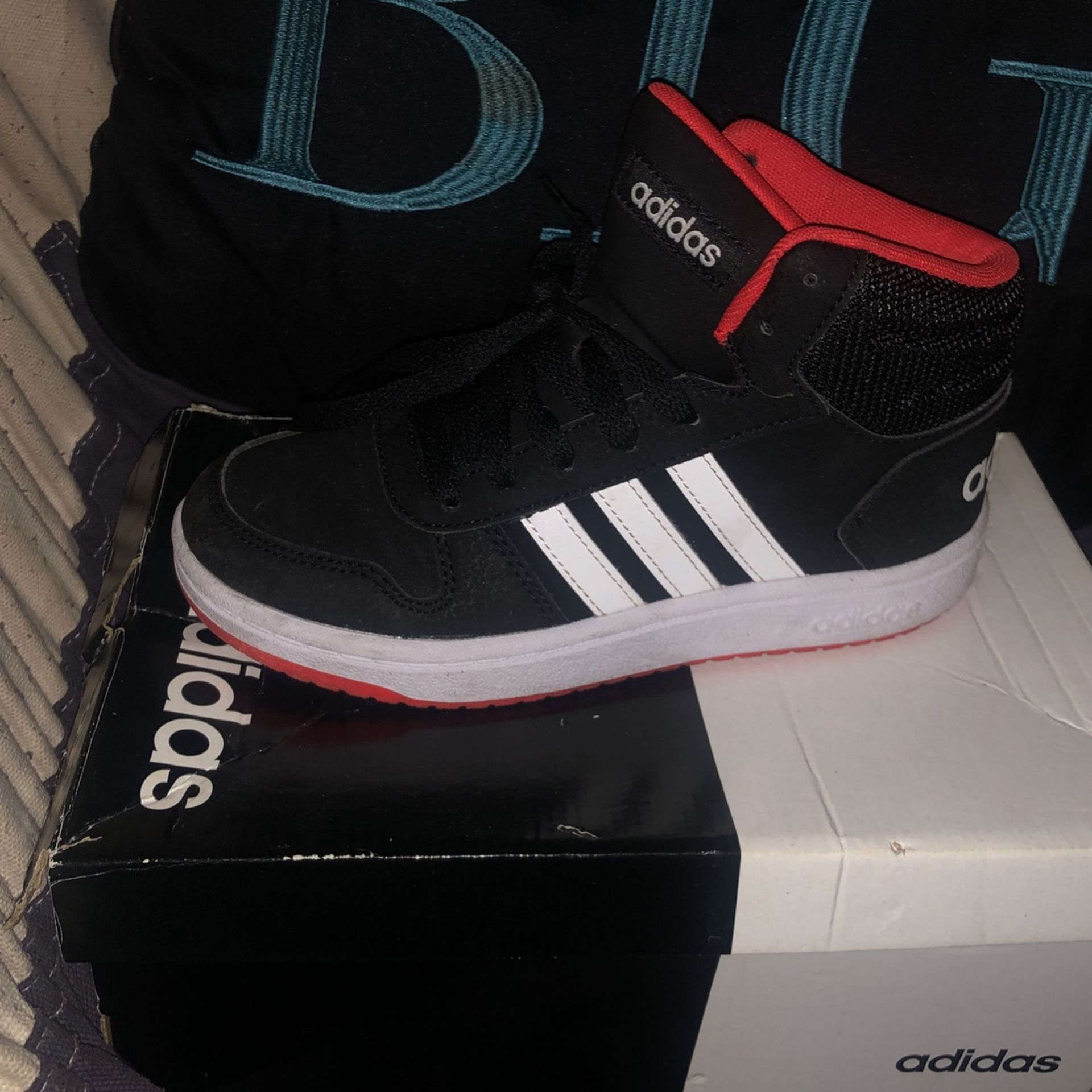Boys Used Adidas Sneakers 2.5 Great Condition