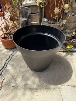Large Black Plastic Planter Pot - 19”