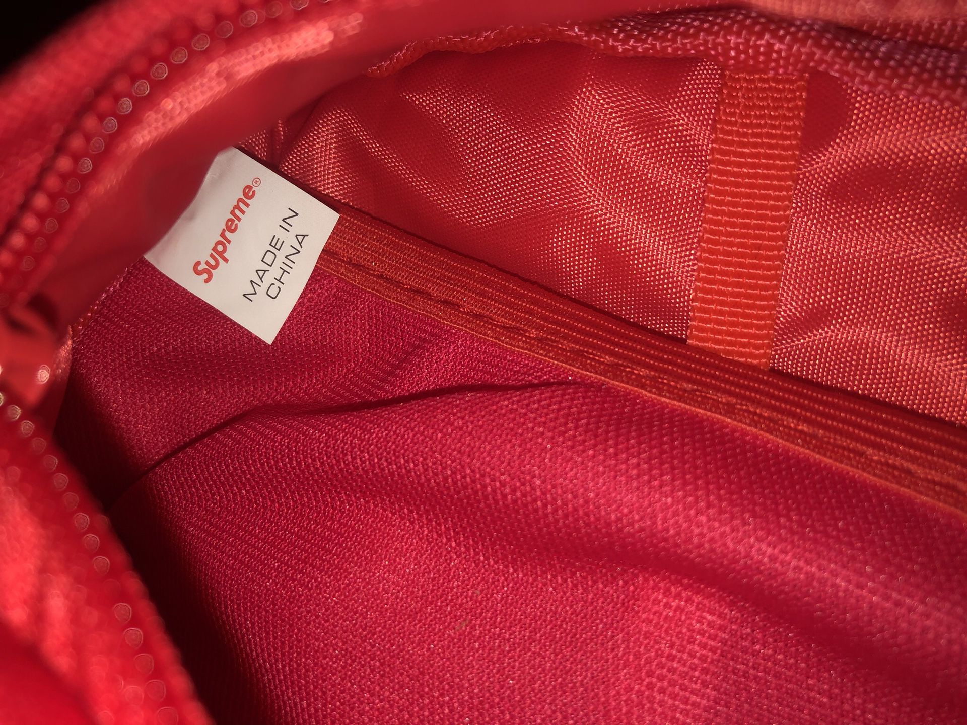 61477-Supreme Waist Bag SS18 - merah putih.IDR 245.000