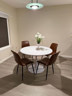 🍽️ Dining Table & 4 Chairs — $150