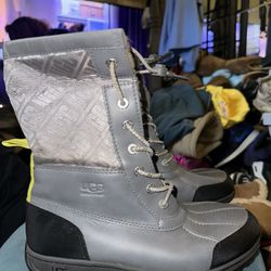 UGGS Kids Butte 2 CWR Boots Metal Grey With Yellow Pre Owned Size 6