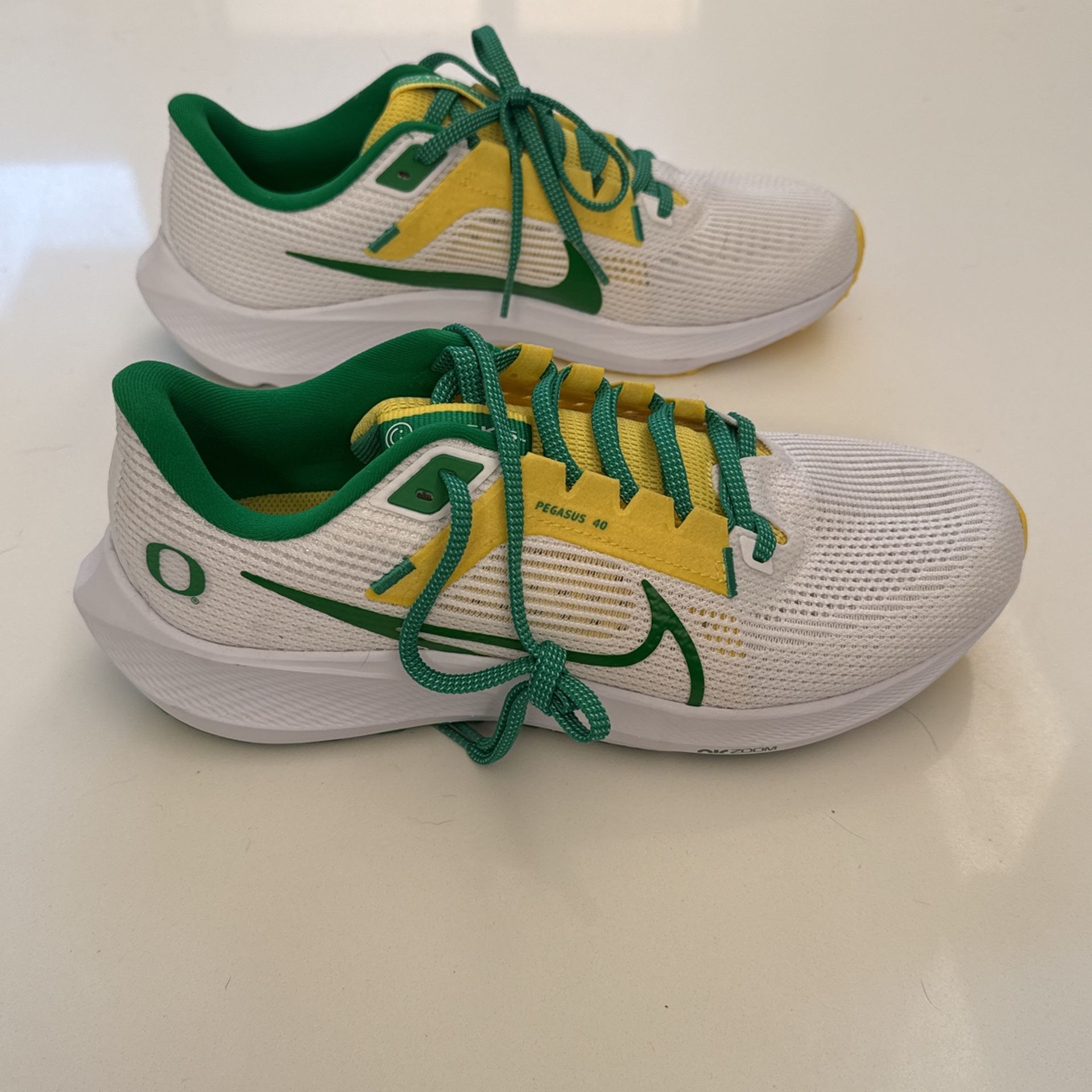 Nike White Oregon Ducks Zoom Pegasus 40 Running Shoes