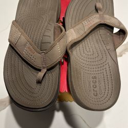 Croc Mens Iconic Comfort Walking Flip Flop   NEW