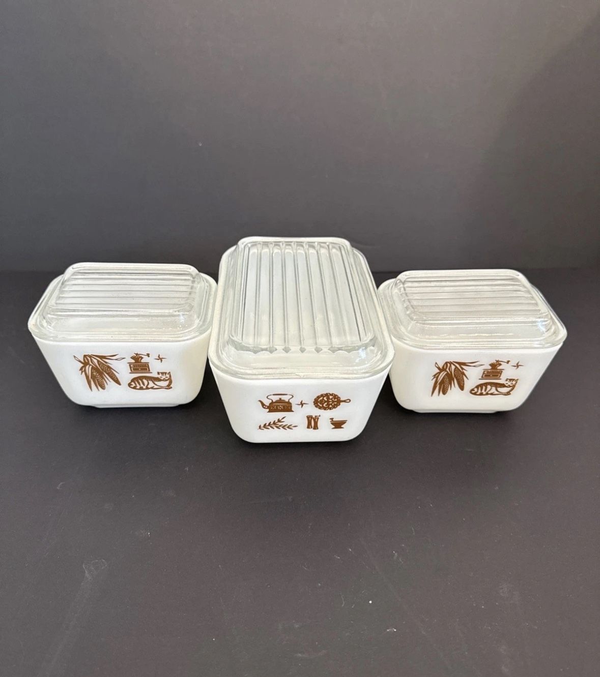 Set Of 3 Vintage Pyrex Early American Refrigerator Dishes W Lids 1 1/2C 1 1/2PT