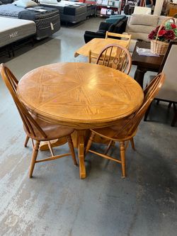 Round dining table and chairs set (in store)