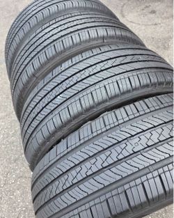 215/55-17 Vendo Set de Tires en excelentes condiciones de vida las 4