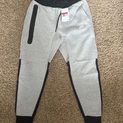 grey and black Nike tech fleece joggers 
