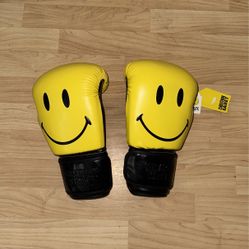 Chinatown Market Smiley Boxing Gloves 