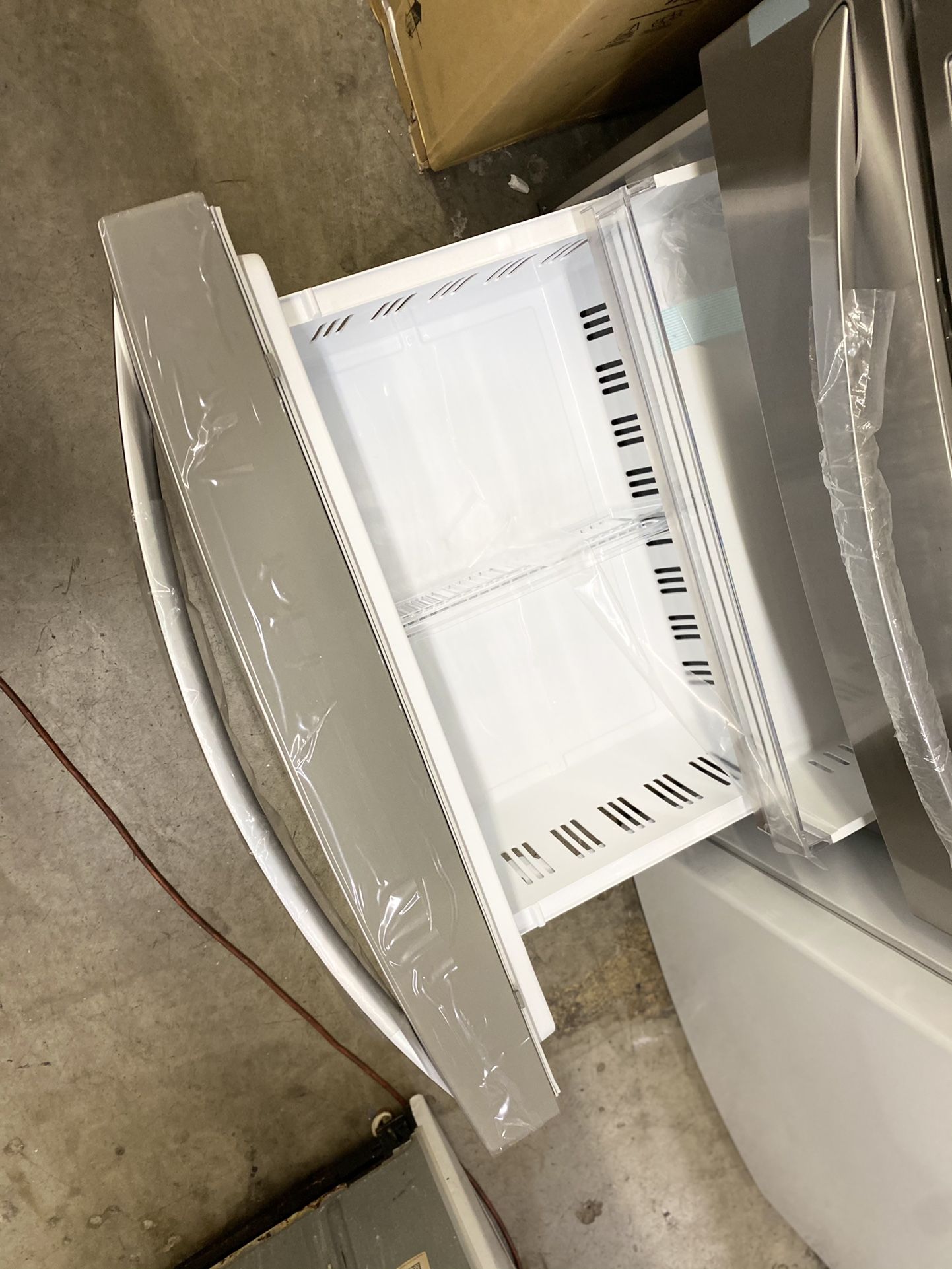 NEW ! 29.5 CU FT LG 4 DOOR REFRIGERATOR IN STAINLESS STEEL WITH ICE/WATER DISPENSER & SHOW CASE DOOR