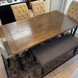 Spacious dining room table 6 seater