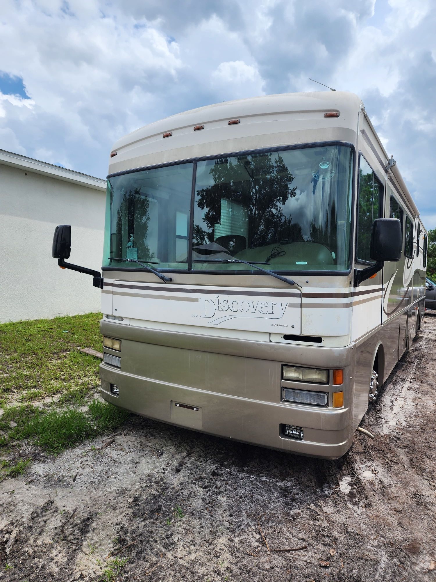 1999 Fleetwood Discovery 37V