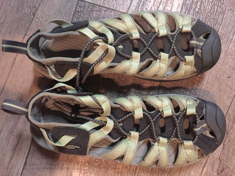 KEEN waterproof hiking sandals size 6.5