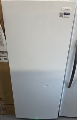 NEW- SCRATCH & DENT! Frigidaire16 cu. ft. Garage Ready Convertible Frost Free Upright Freezer in White