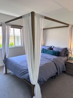 Queen canopy bed