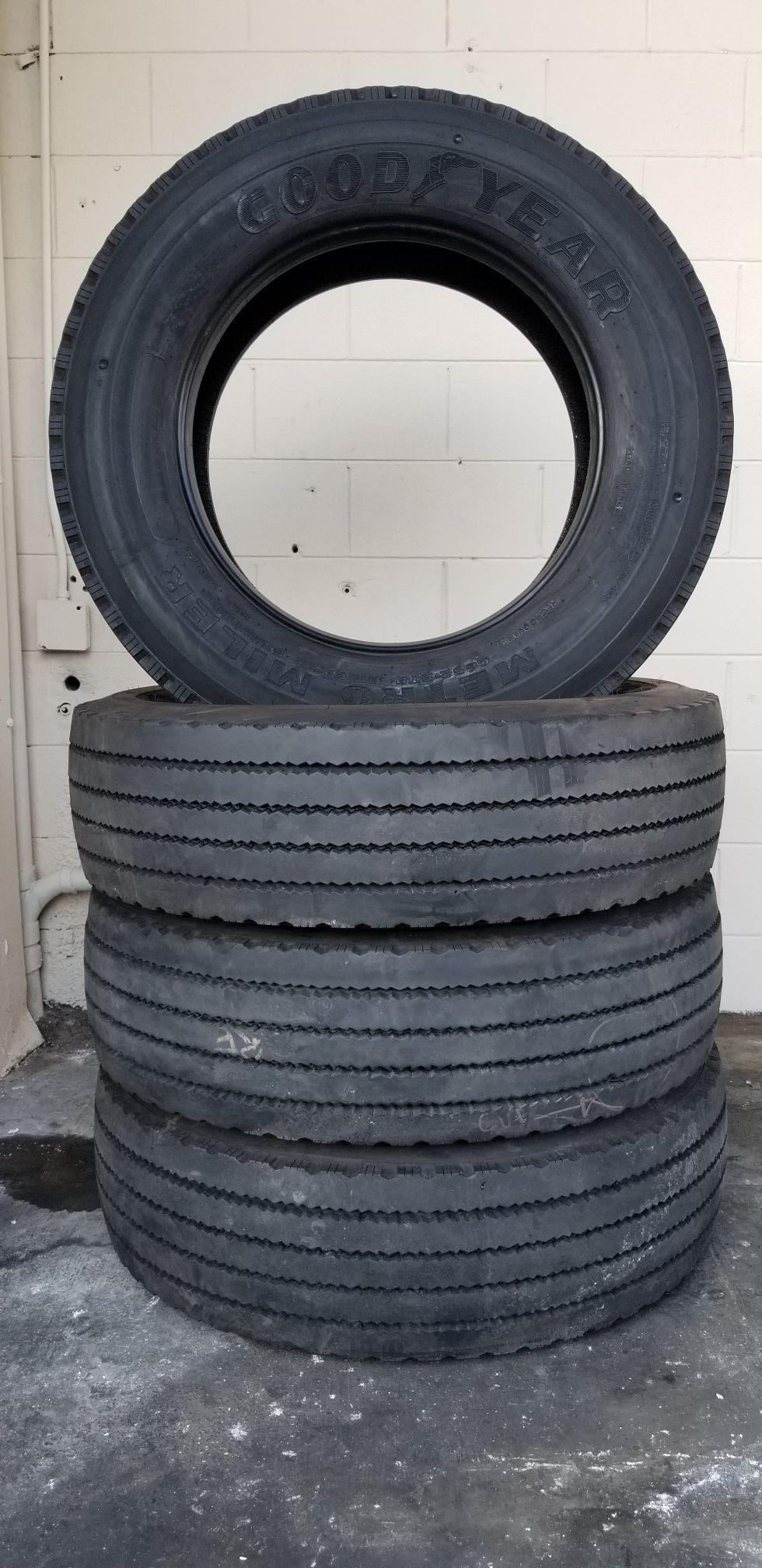 SET DE LLANTAS GOODYEAR METRO MILER B 275/70R22.5