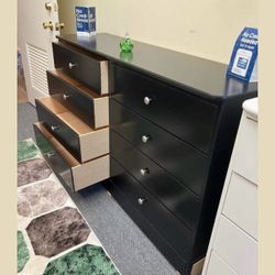 Dresser/ Eight drawers dresser