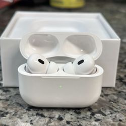 Apple AirPods Pro 2nd Generation with MagSafe Charging Case Excellent Condition