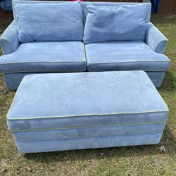 Gorgeous Blue Vintage Couch With Pull Out Bed 
