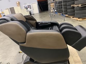 BROOKSTONE Renew Zero Gravity Massage Chair for Sale in Issaquah
