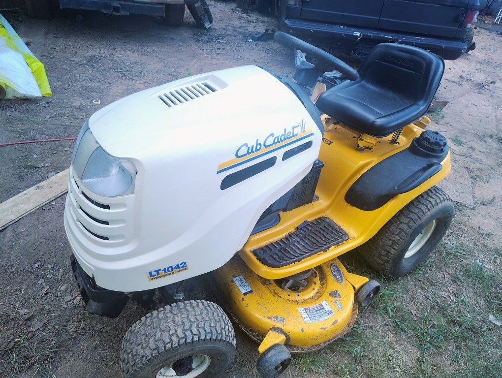 Cub Cadet Lt1042 Riding Mower W/ Cover