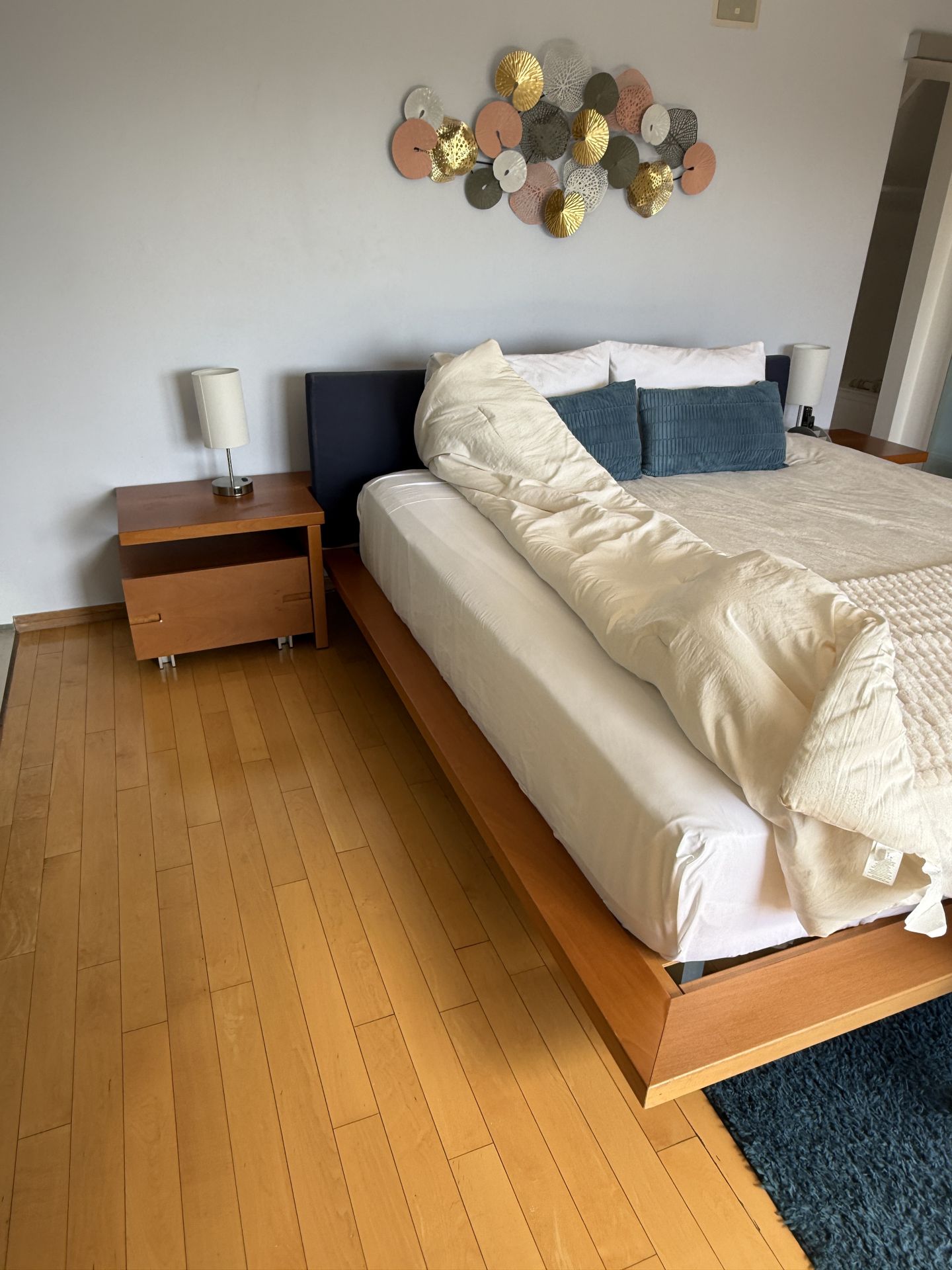 Gorgeous king bed made of solid wood from Indonesia