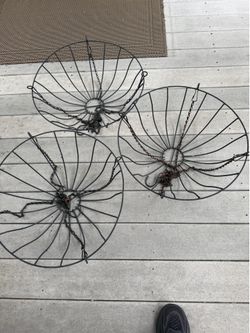 Metal hanging baskets 20” round.