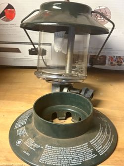 Coleman propane lantern w/base