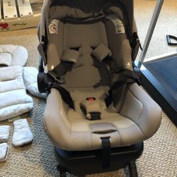 Excellent Shape. Nuna Pipa Lite Infant Carseat With Base