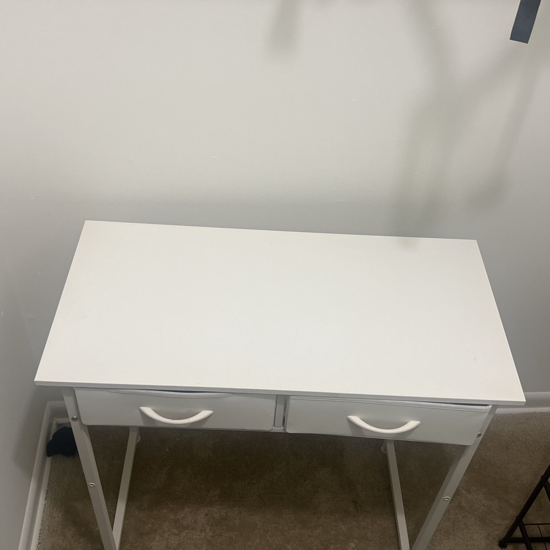White desk/beauty stand